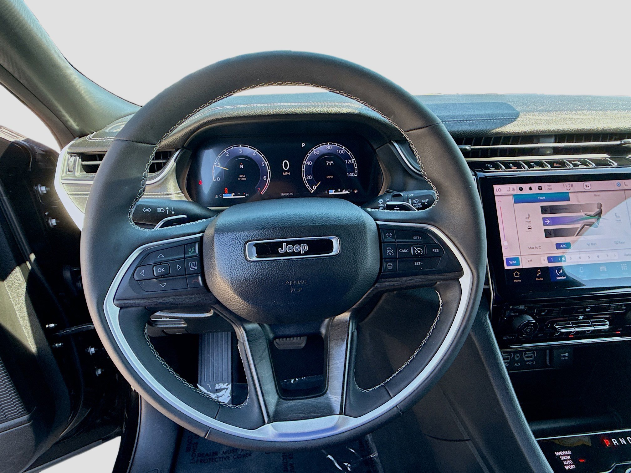 Used 2025 Jeep Grand Cherokee L Limited w/ Black Appearance Package image 10