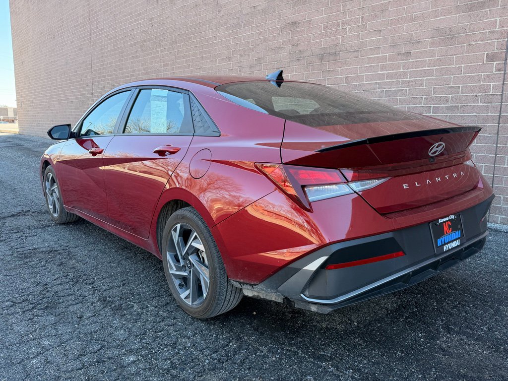 Used 2025 Hyundai Elantra Blue image 3