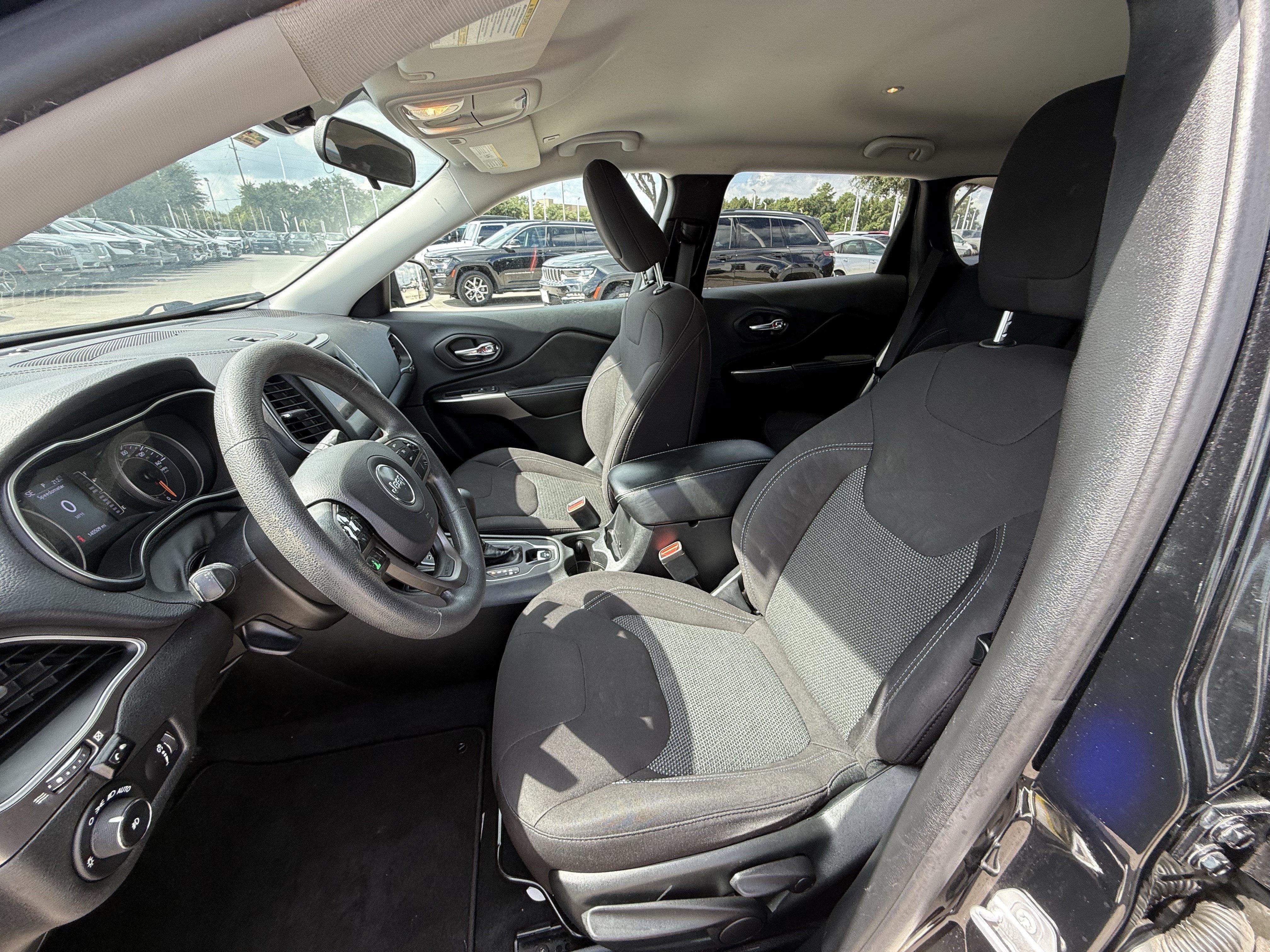 Used 2019 Jeep Cherokee Latitude w/ Popular Appearance Group FWD image 26