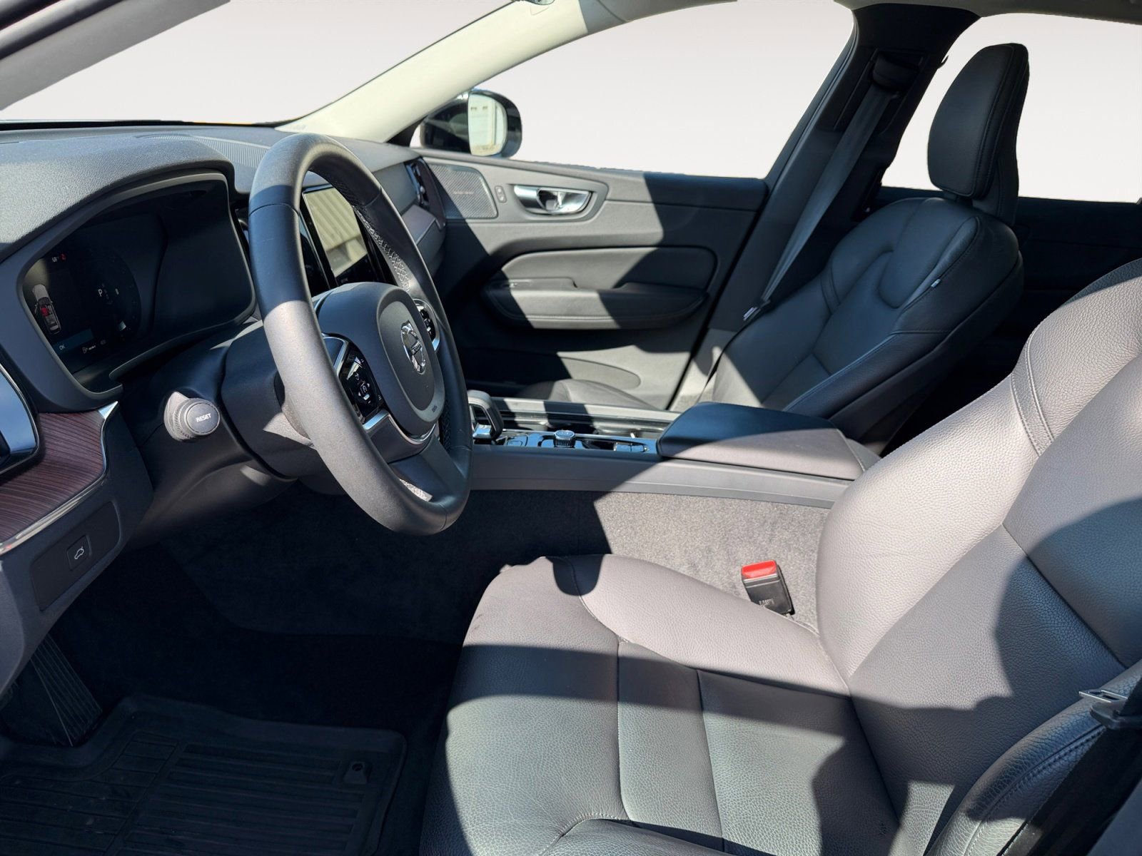 Used 2023 Volvo XC60 B5 Plus w/ Protection Package Premier image 9