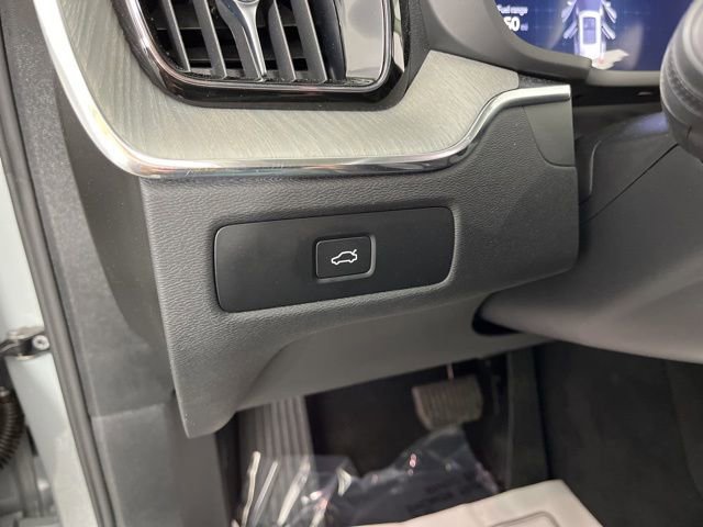 Used 2025 Volvo XC60 B5 Plus image 30