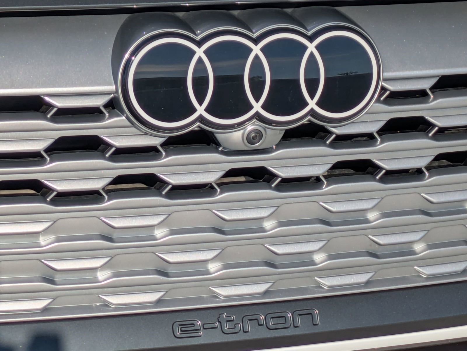 Used 2024 Audi Q8 e-tron Premium Plus image 25