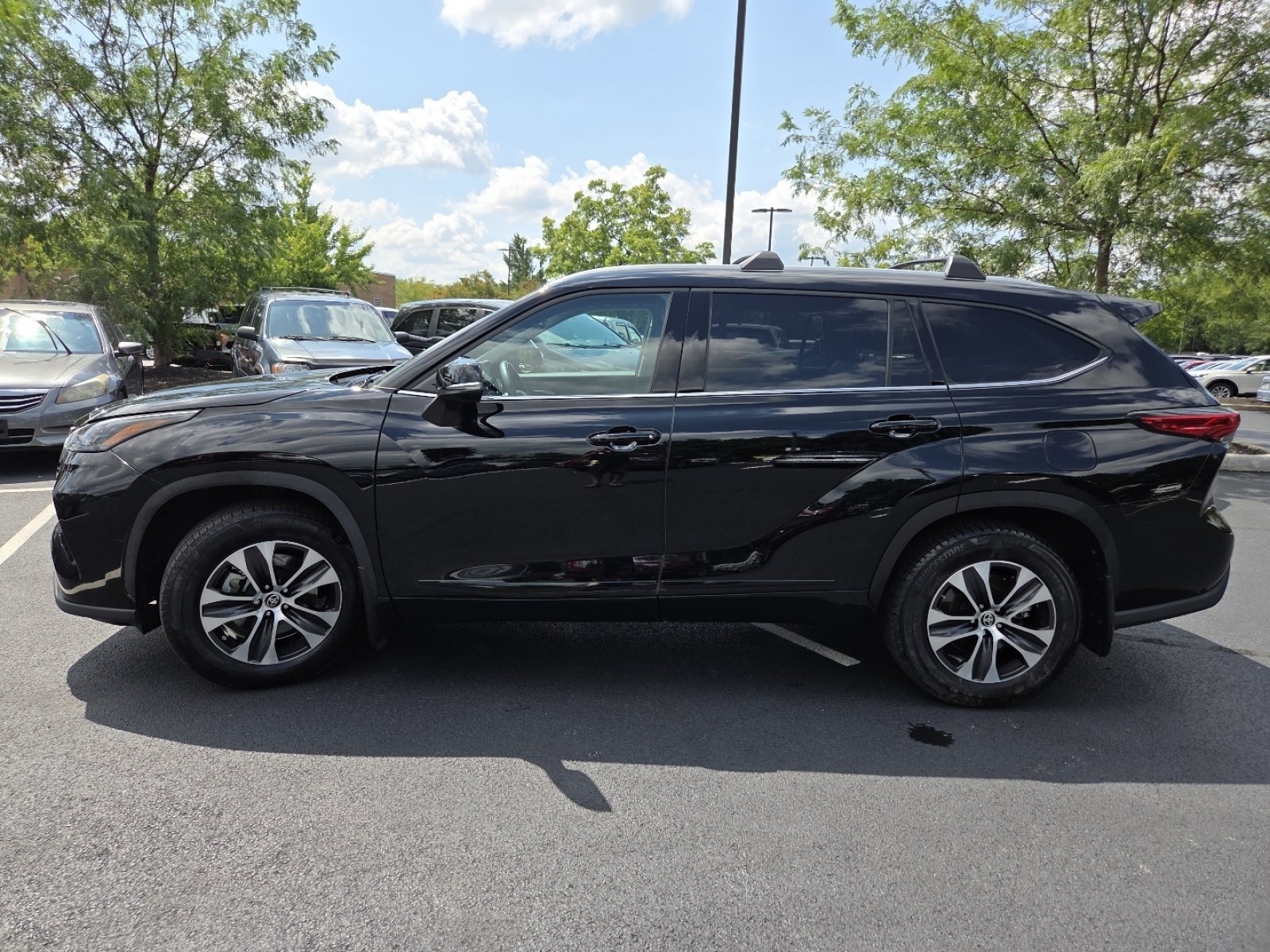 Used 2022 Toyota Highlander XLE AWD/4WD image 23