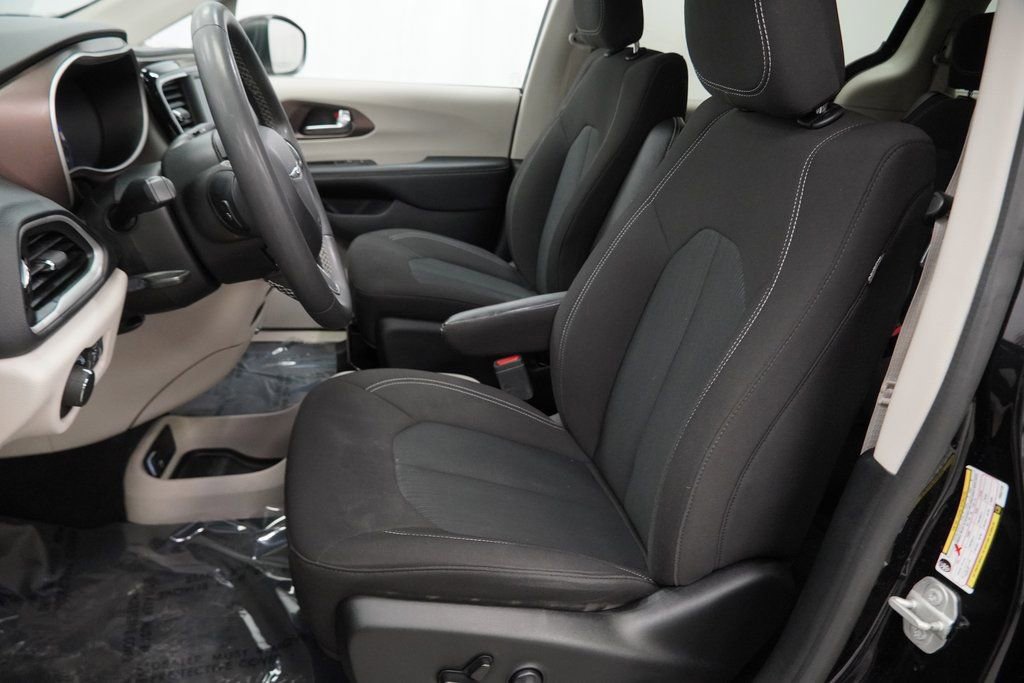 Used 2023 Chrysler Voyager LX image 18