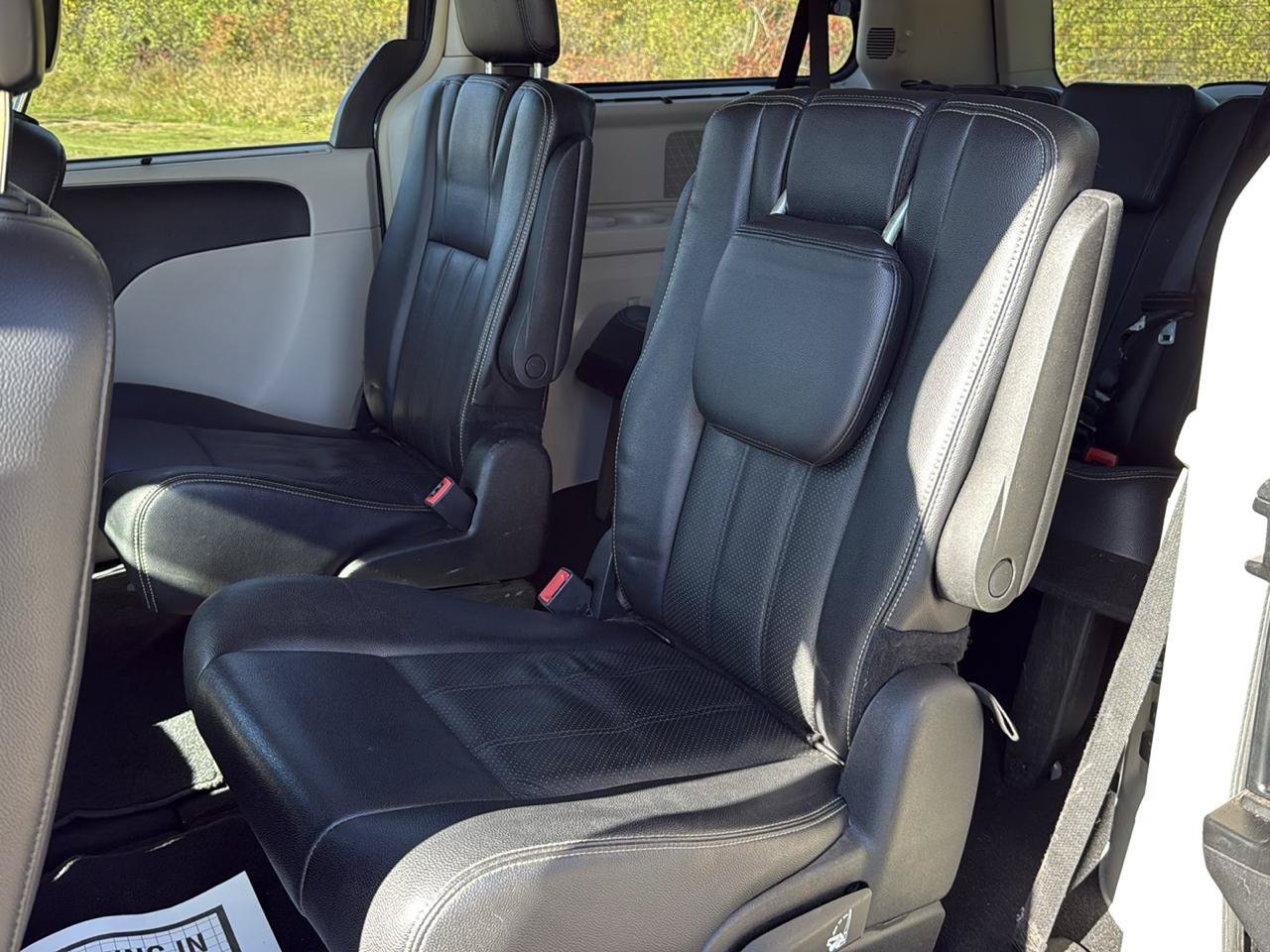 Used 2014 Chrysler Town & Country Touring-L FWD image 22