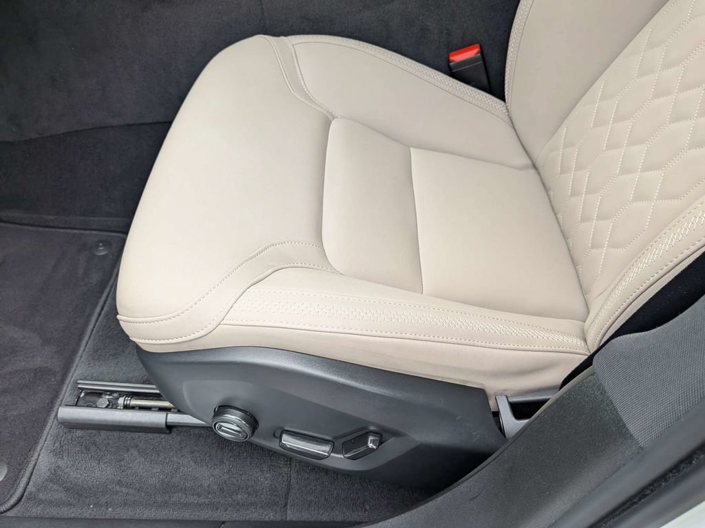 Certified 2026 Volvo XC90 B5 Plus w/ Protection Package Premier AWD/4WD image 25