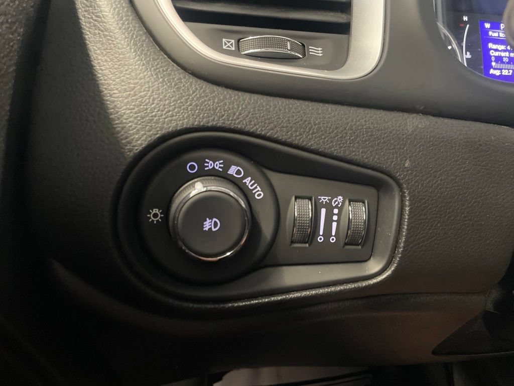 Used 2020 Jeep Renegade Latitude w/ Cold Weather Group AWD/4WD image 13