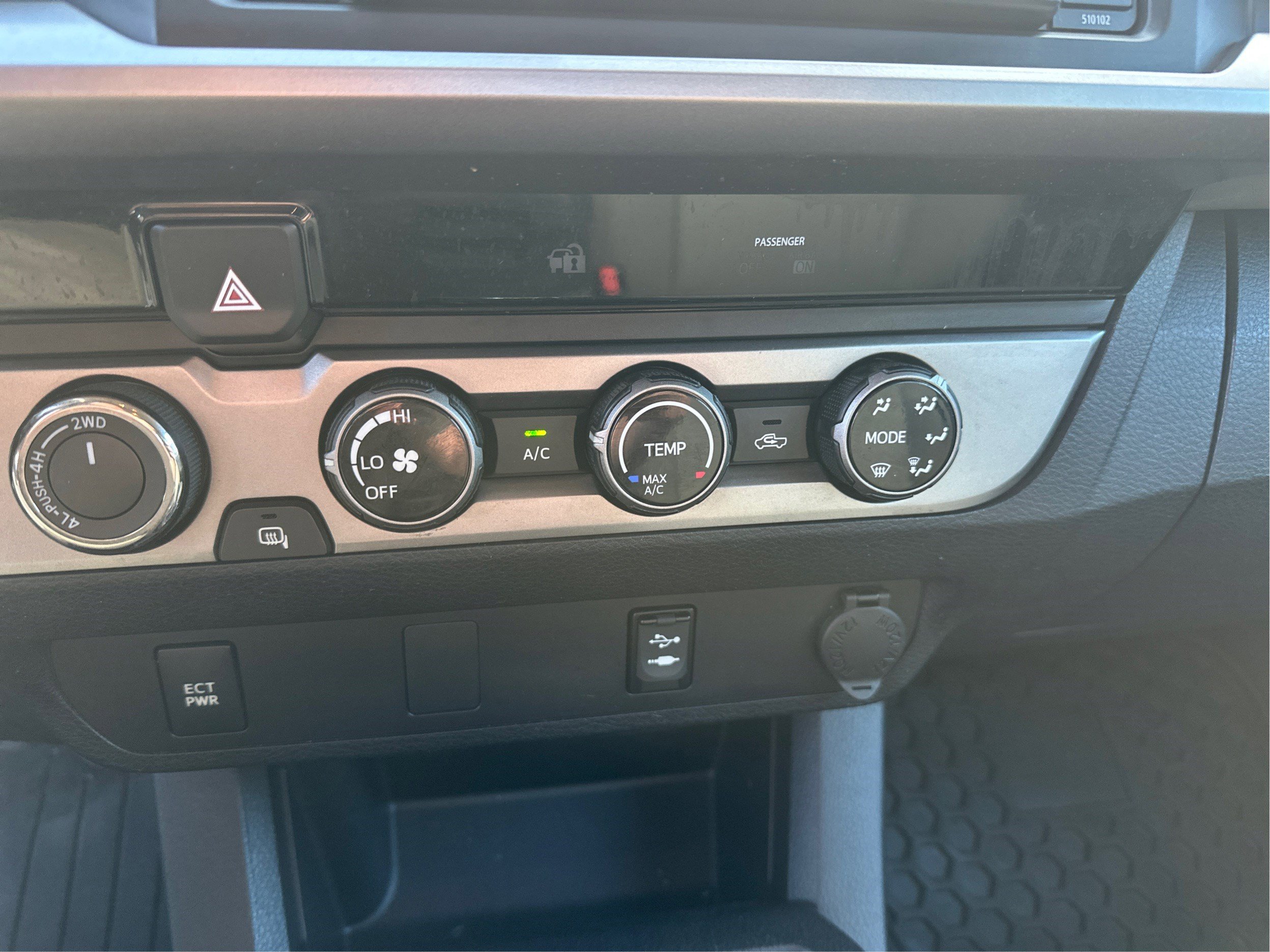Used 2016 Toyota Tacoma SR5 AWD/4WD image 28