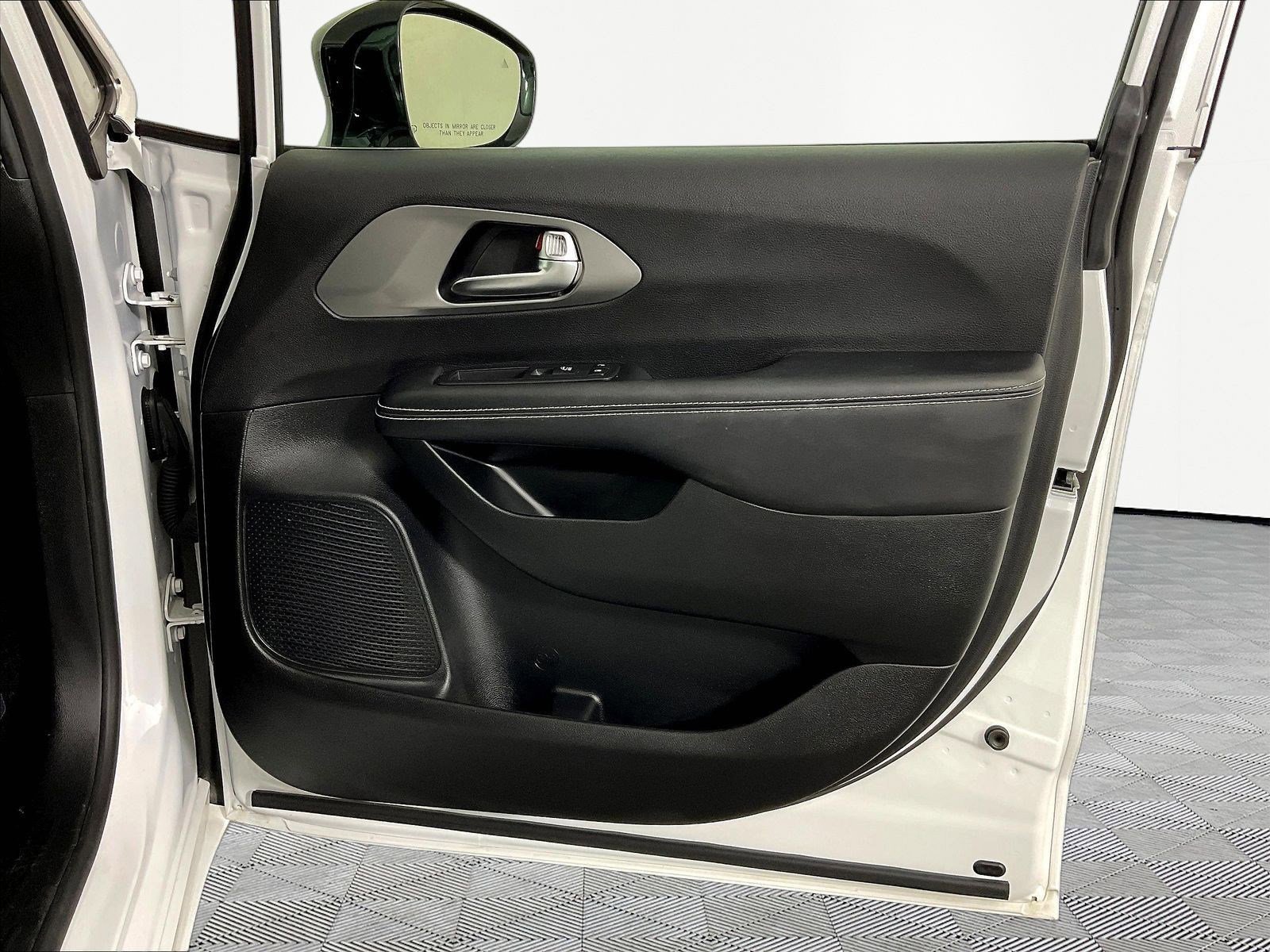 Used 2025 Chrysler Pacifica Select FWD image 27