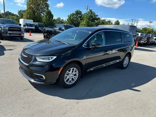 Certified 2024 Chrysler Pacifica Touring-L FWD image 13