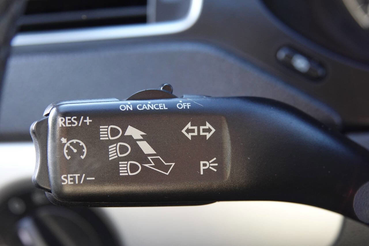 Used 2011 Volkswagen Jetta SEL FWD image 60