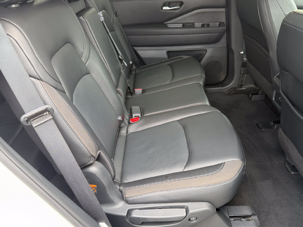 Used 2024 Nissan Pathfinder SL FWD image 13