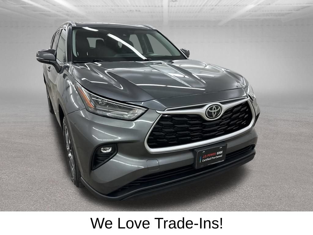 Used 2022 Toyota Highlander XLE FWD image 3