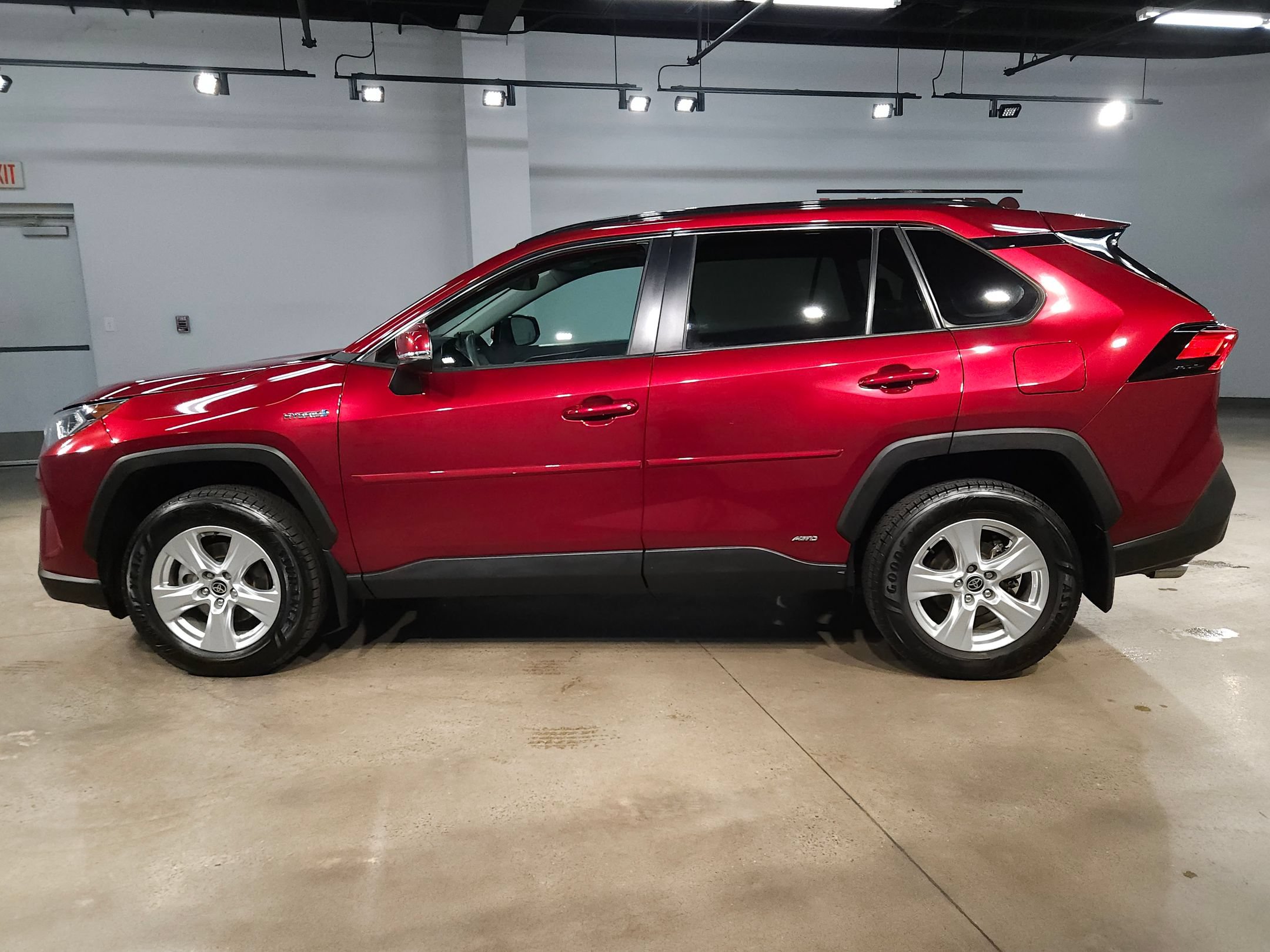 Used 2021 Toyota RAV4 XLE w/ Convenience Package AWD/4WD image 4