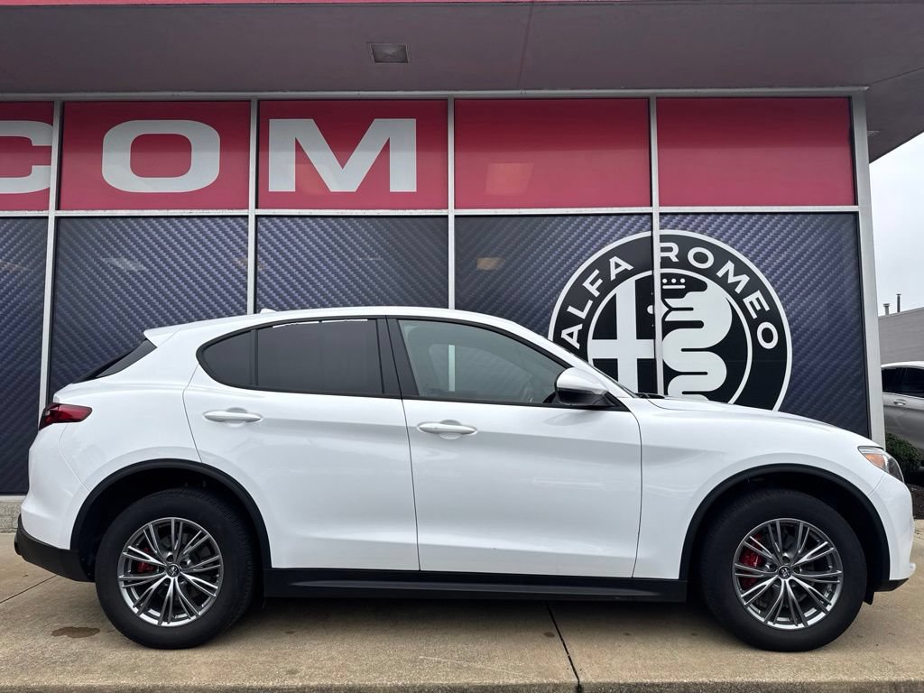 Used 2023 Alfa Romeo Stelvio Sprint AWD/4WD image 4
