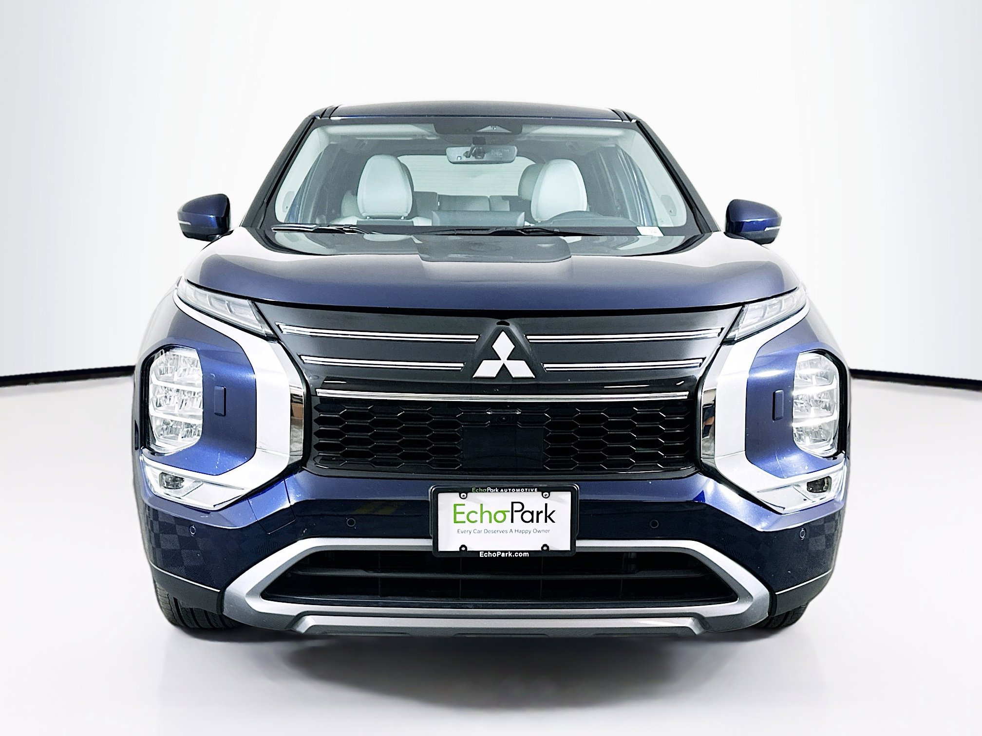 Used 2025 Mitsubishi Outlander SE image 2