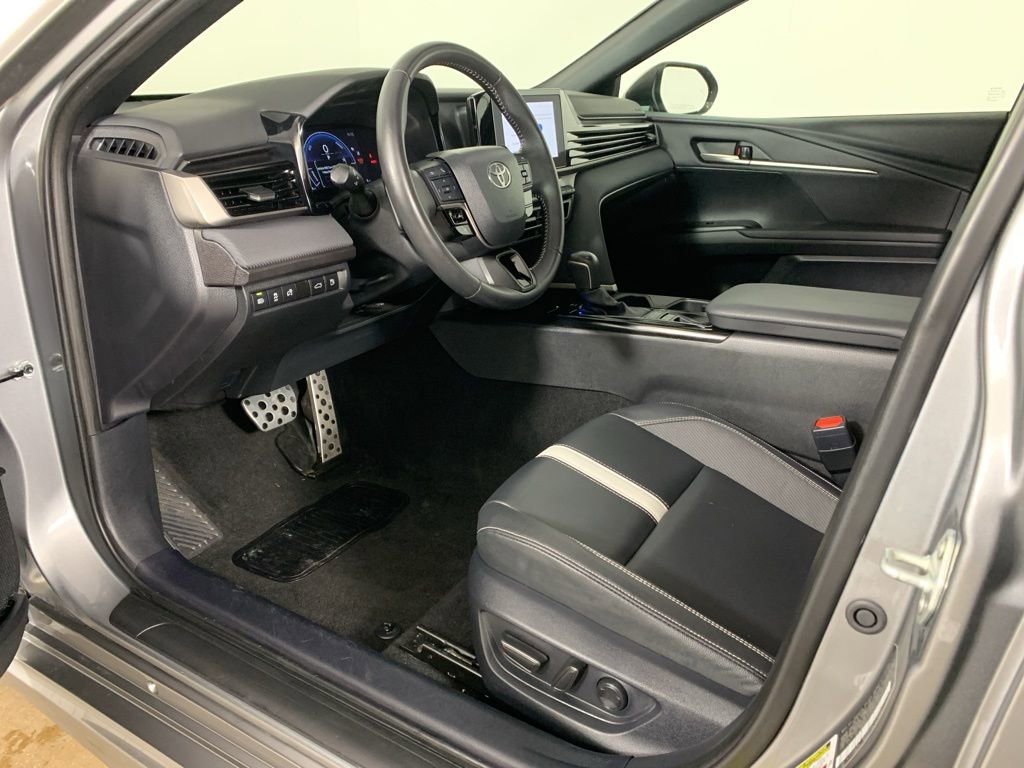 Used 2025 Toyota Camry SE image 30