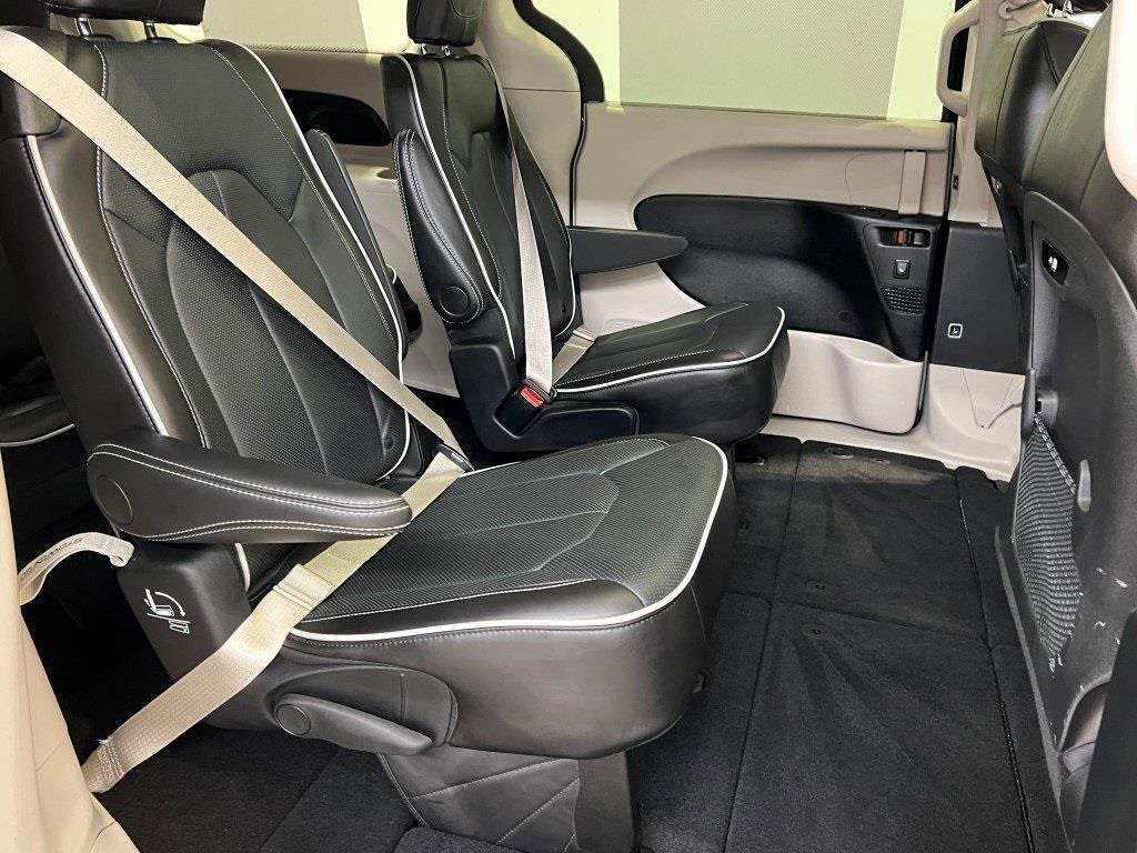 Used 2024 Chrysler Pacifica Limited image 14