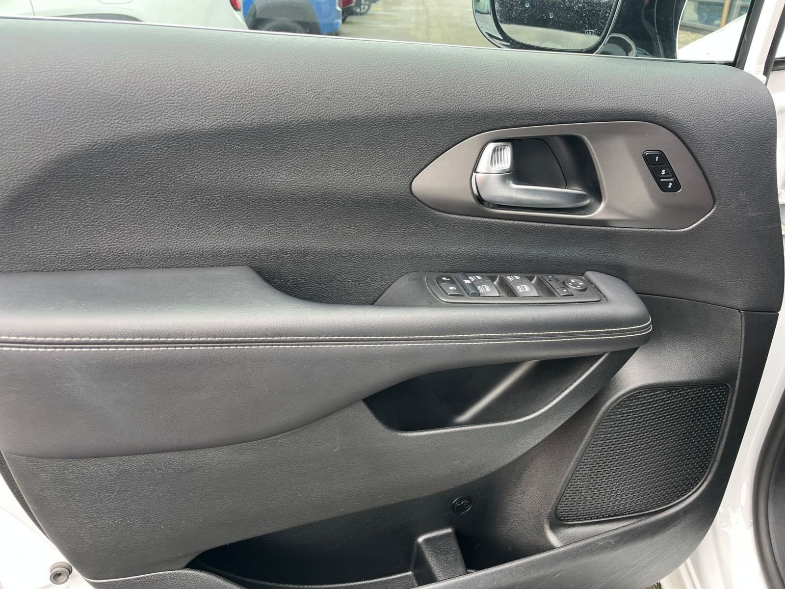 Used 2025 Chrysler Pacifica Select image 18