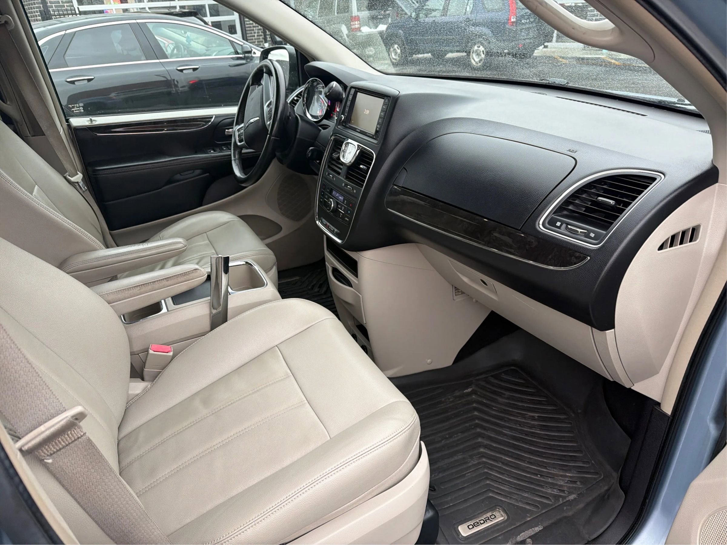 Used 2013 Chrysler Town & Country Touring image 25