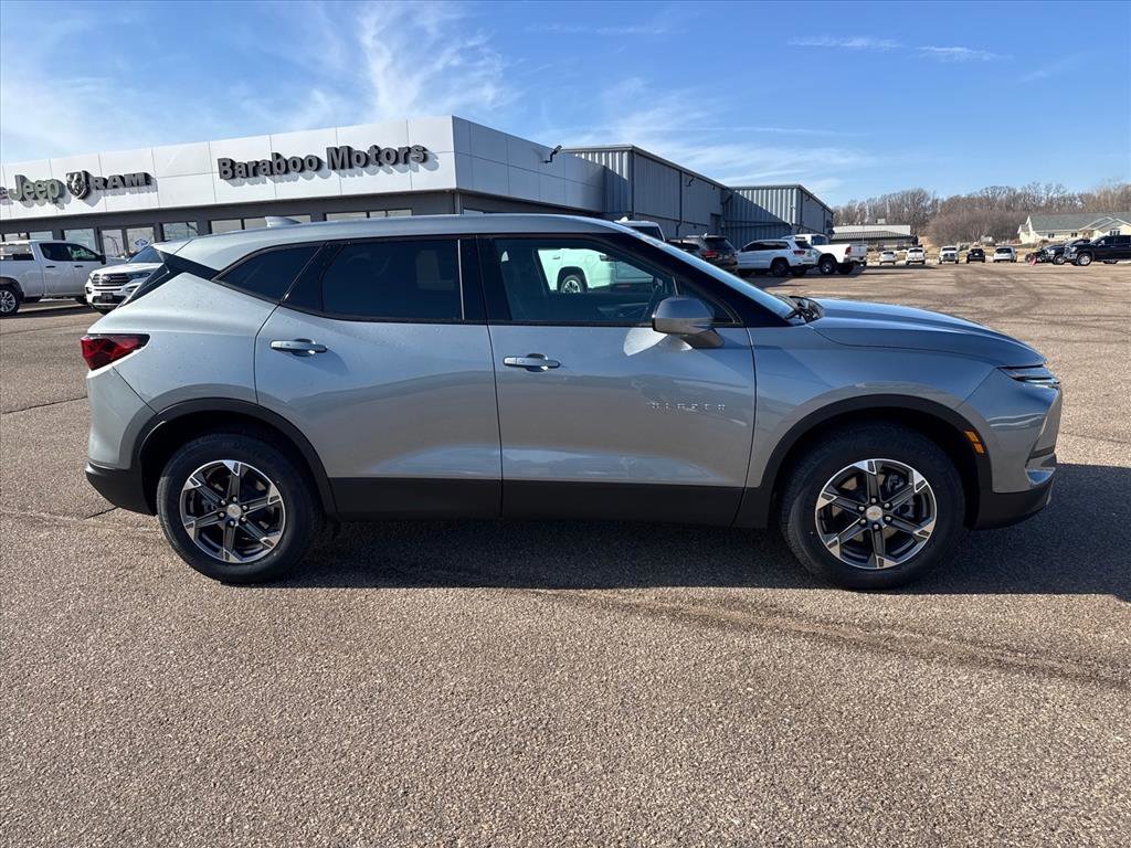 Used 2025 Chevrolet Blazer LT AWD/4WD image 2