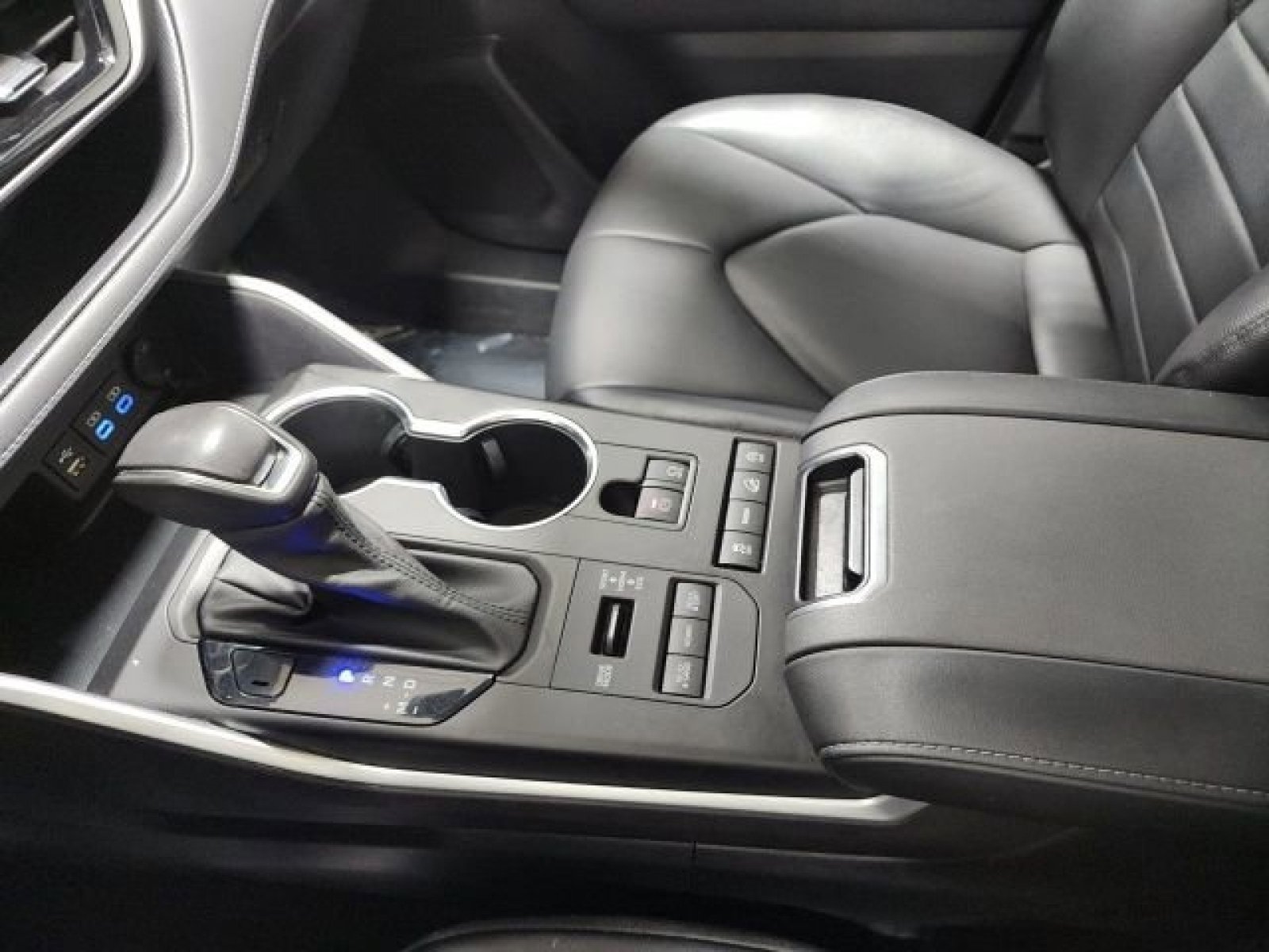 Used 2022 Toyota Highlander XLE AWD/4WD image 35