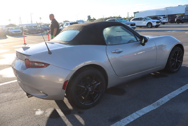 Used 2023 MAZDA MX-5 Miata Club RWD image 2