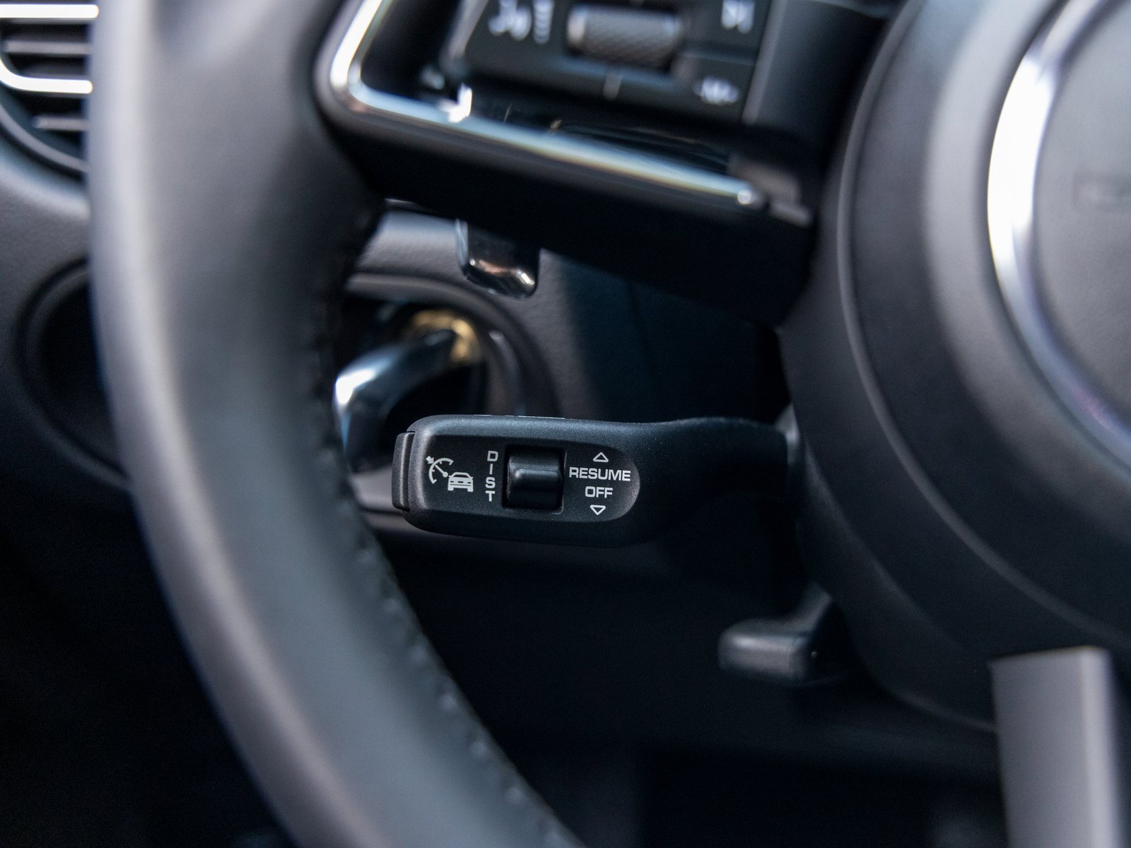 Certified 2025 Porsche Macan image 30