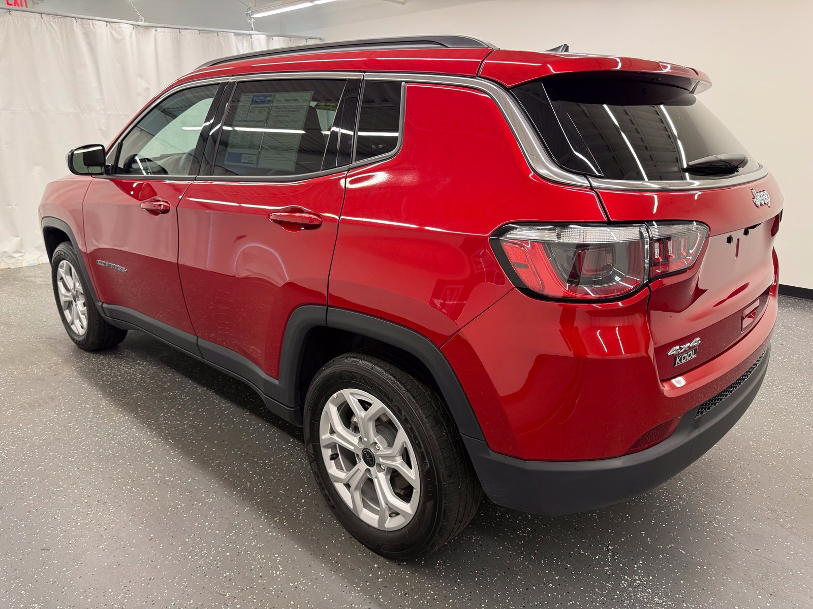 Used 2025 Jeep Compass Latitude AWD/4WD image 3