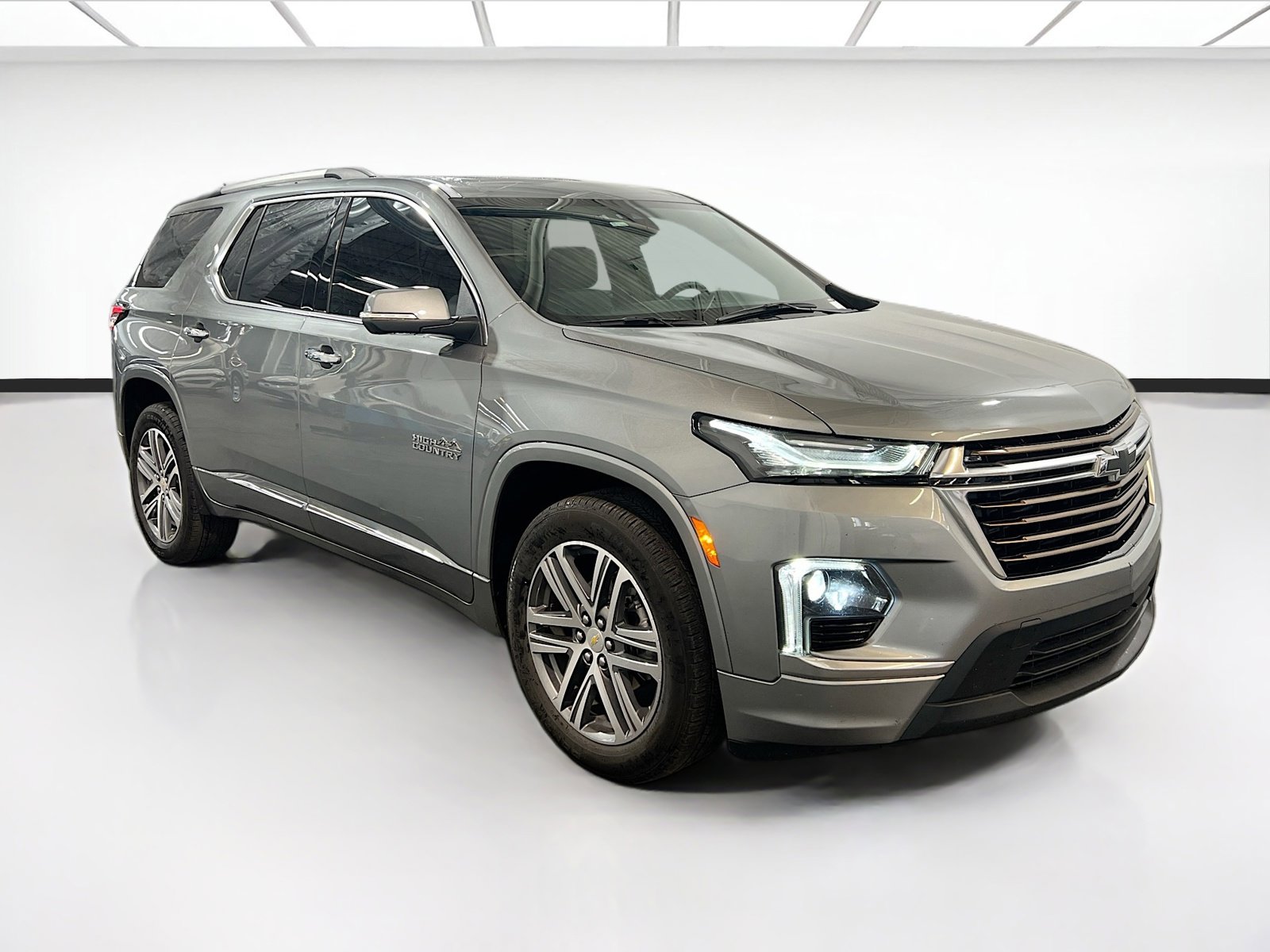 Used 2023 Chevrolet Traverse High Country image 3