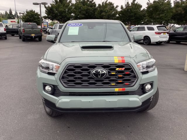 Used 2022 Toyota Tacoma TRD Sport w/ TRD Premium Sport Package AWD/4WD image 4