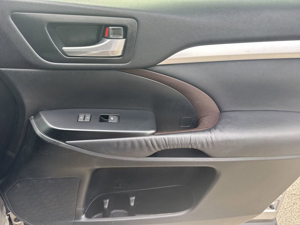 Used 2015 Toyota Highlander XLE FWD image 14