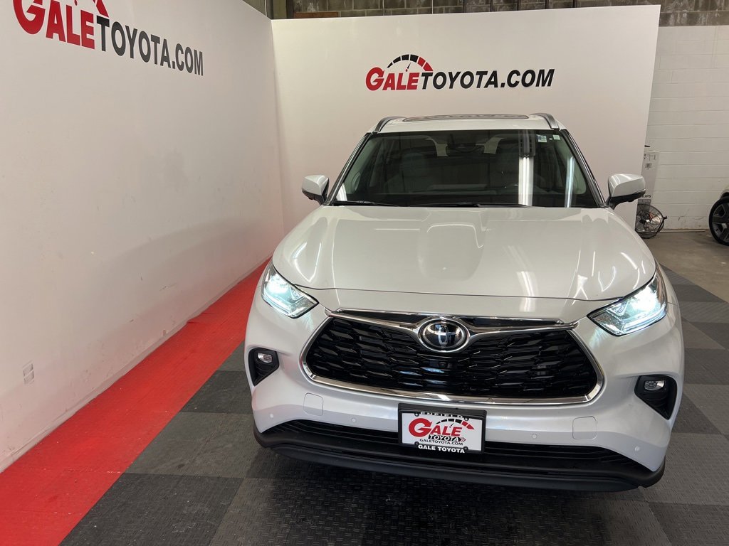 New 2026 Toyota Highlander Limited image 3