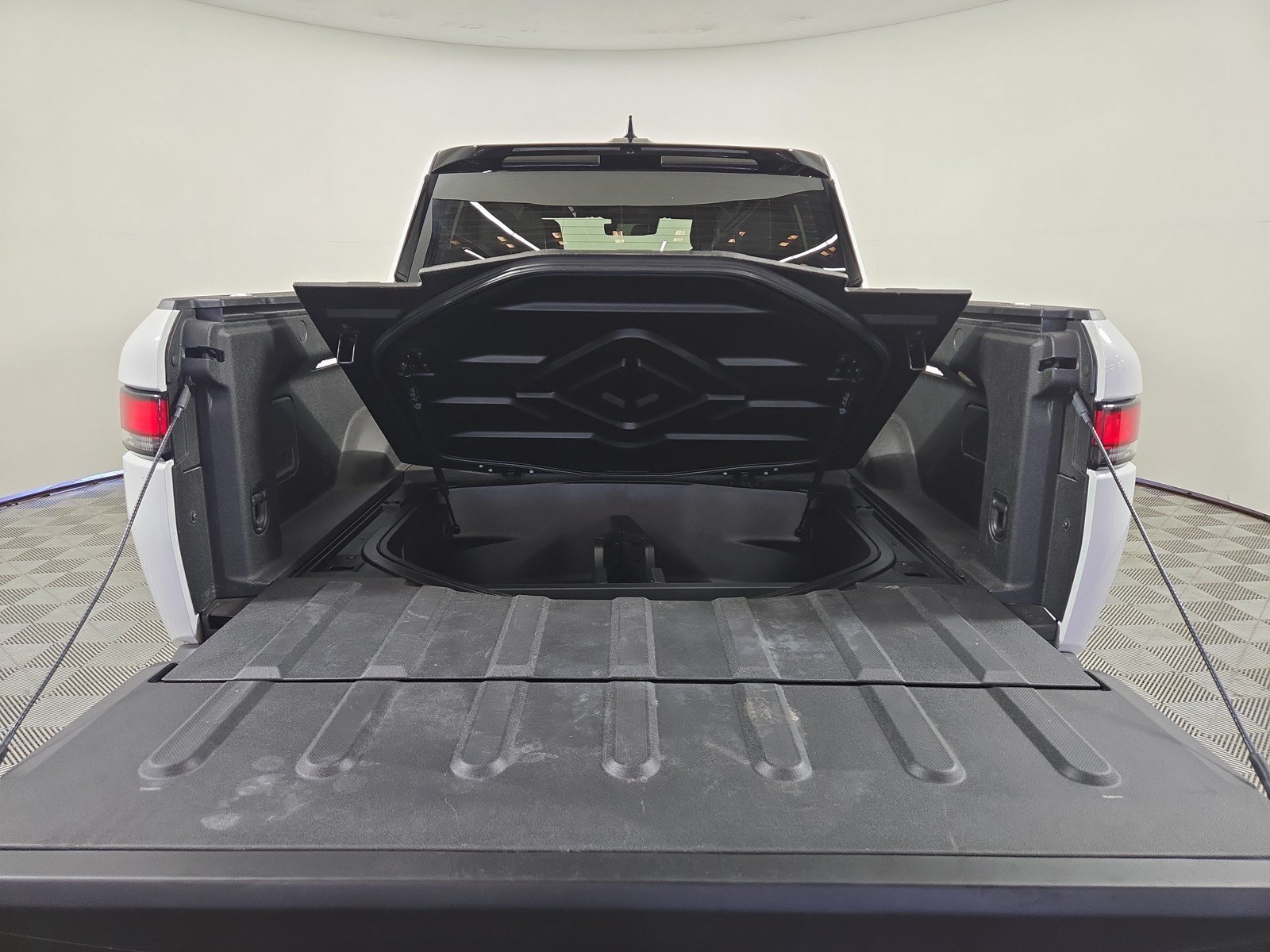 Used 2025 Rivian R1T Adventure AWD/4WD image 15