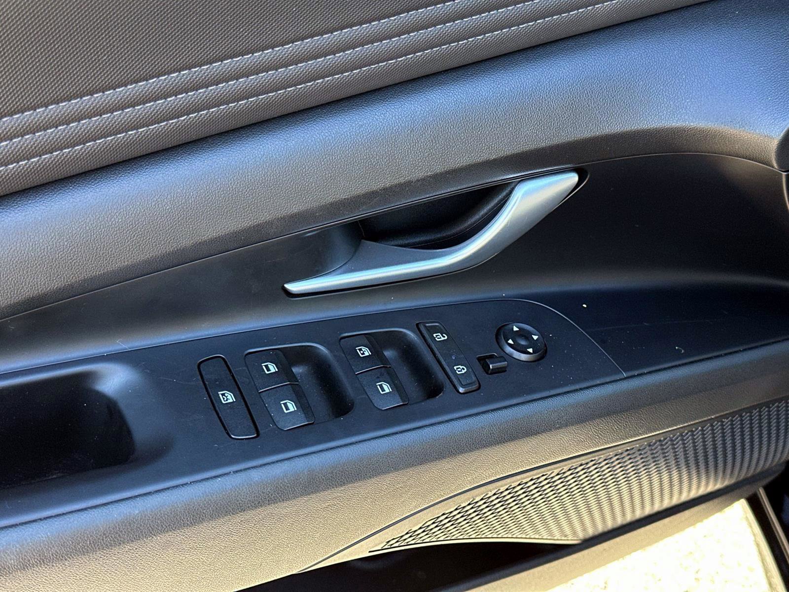 Used 2023 Hyundai Elantra Limited w/ Preferred Accessory Package image 16