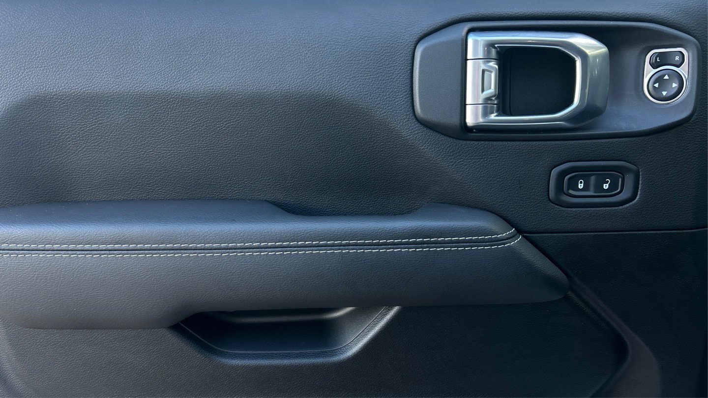 Used 2022 Jeep Wrangler Unlimited Sahara image 42