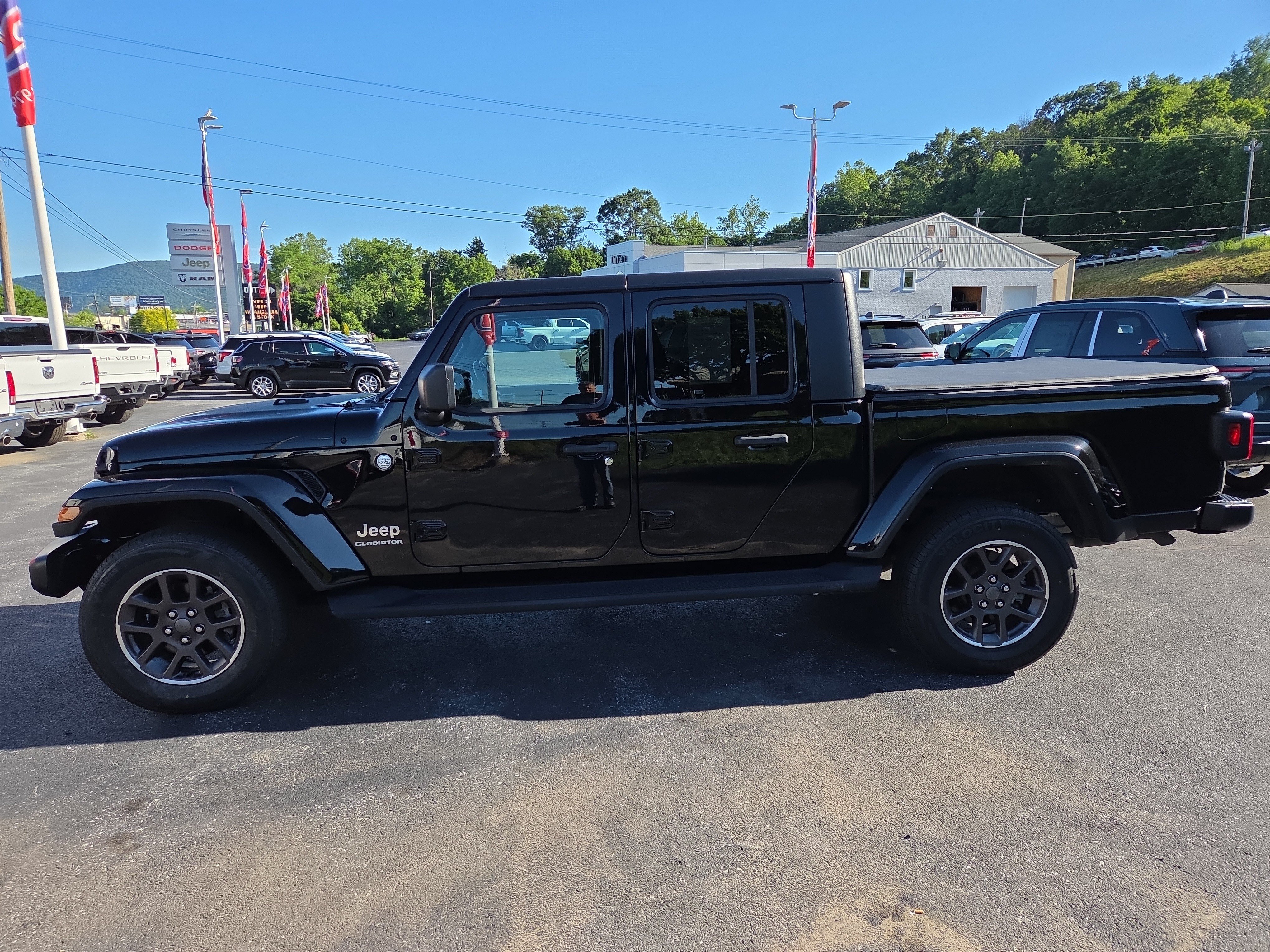 Certified 2021 Jeep Gladiator Overland w/ Cold Weather Group AWD/4WD image 7