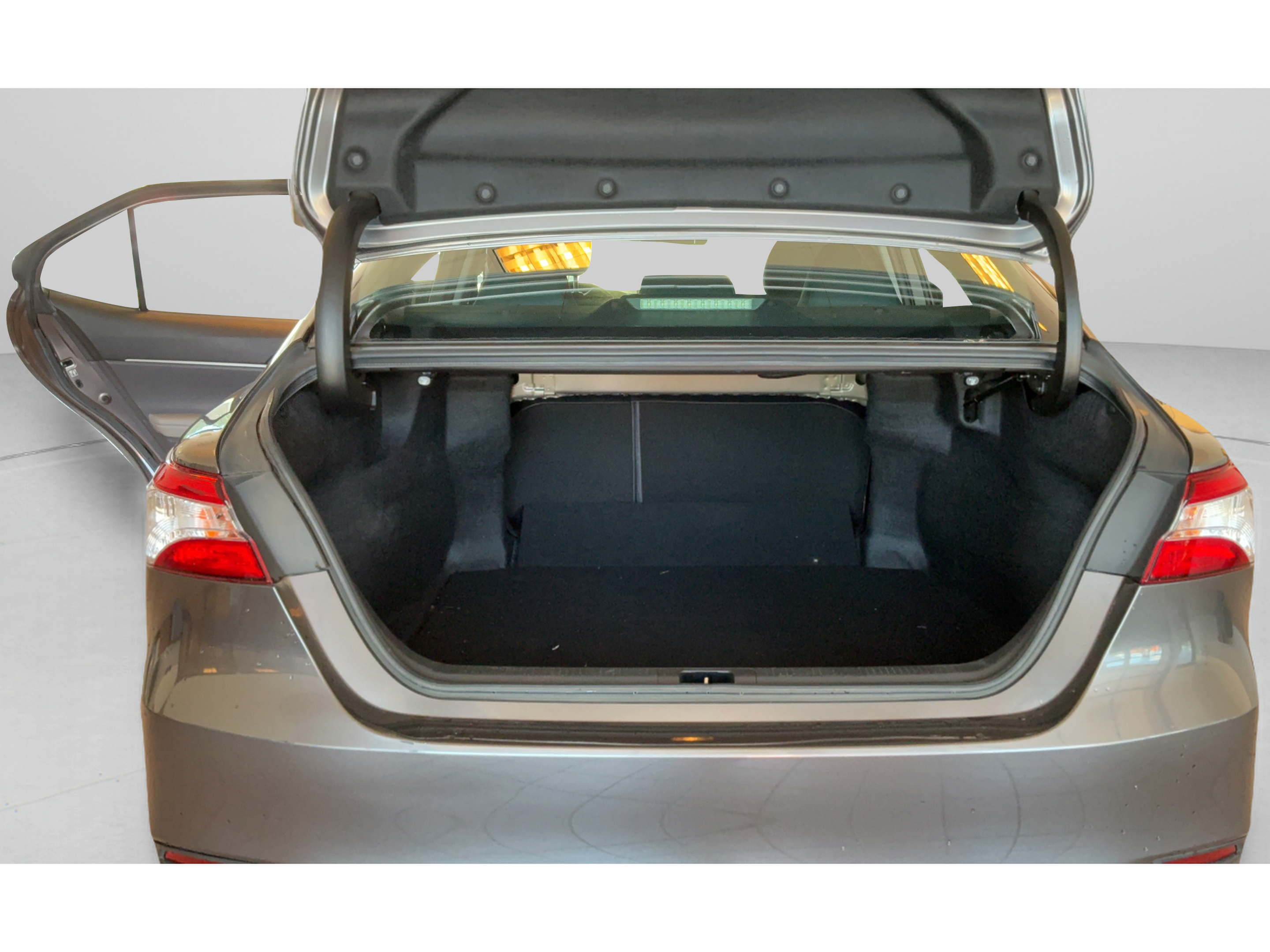 Used 2019 Toyota Camry LE FWD image 31
