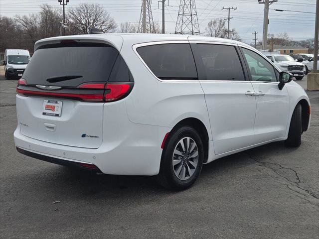 Certified 2024 Chrysler Pacifica Select image 10