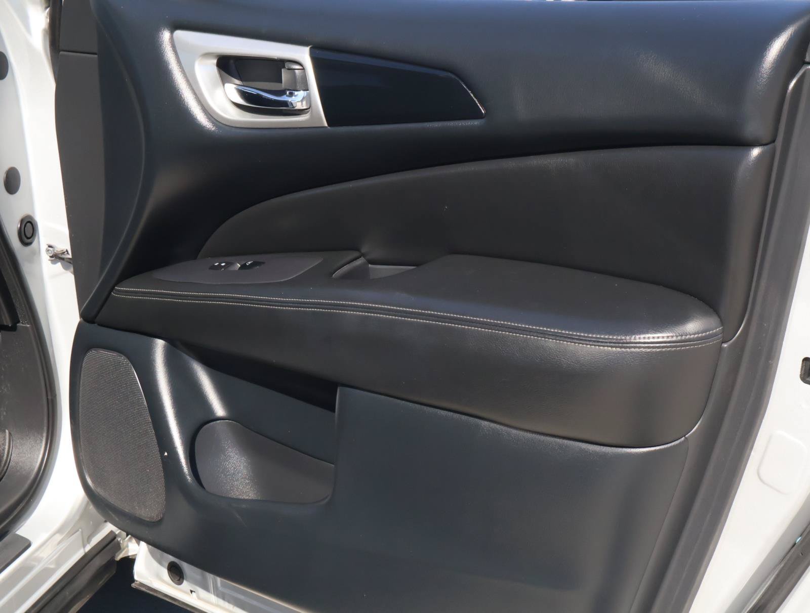 Used 2018 Nissan Pathfinder SV AWD/4WD image 15