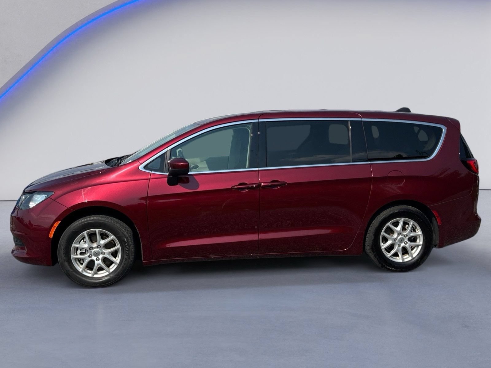 Used 2022 Chrysler Voyager LX FWD image 3