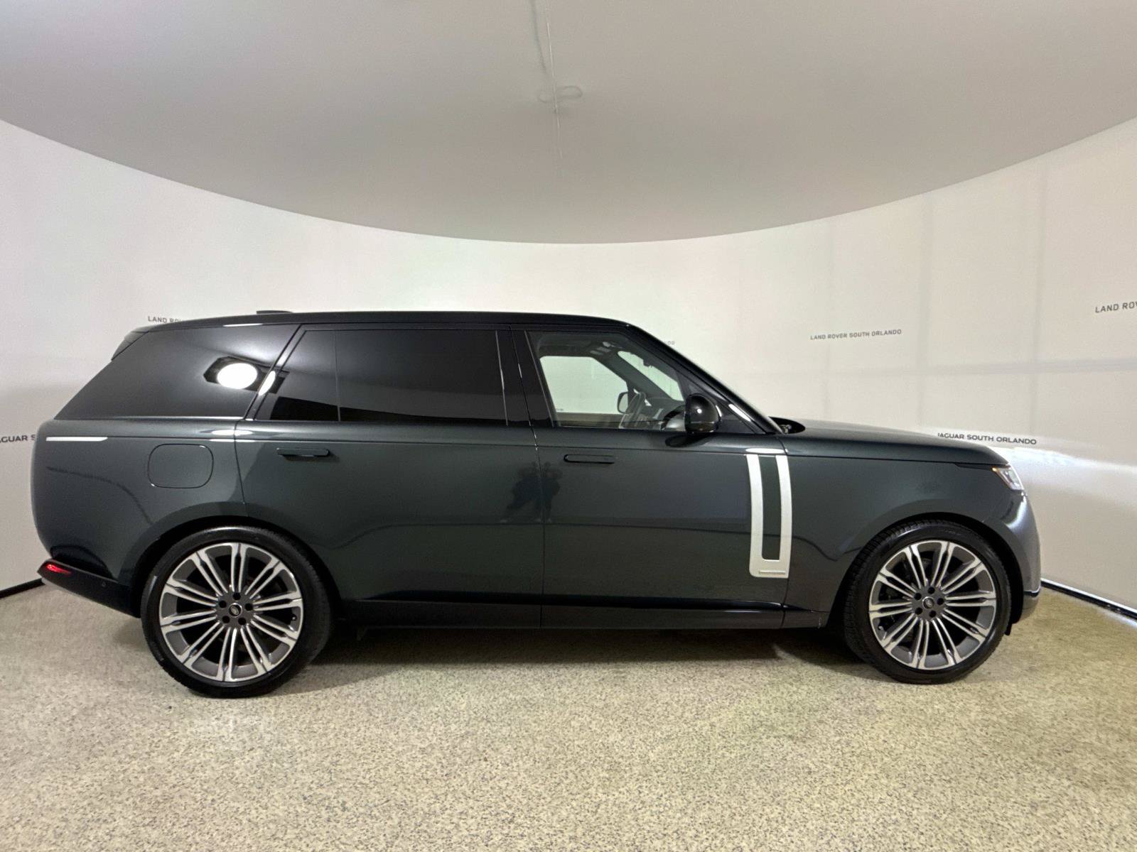 Used 2025 Land Rover Range Rover Long Wheelbase Autobiography AWD/4WD image 6