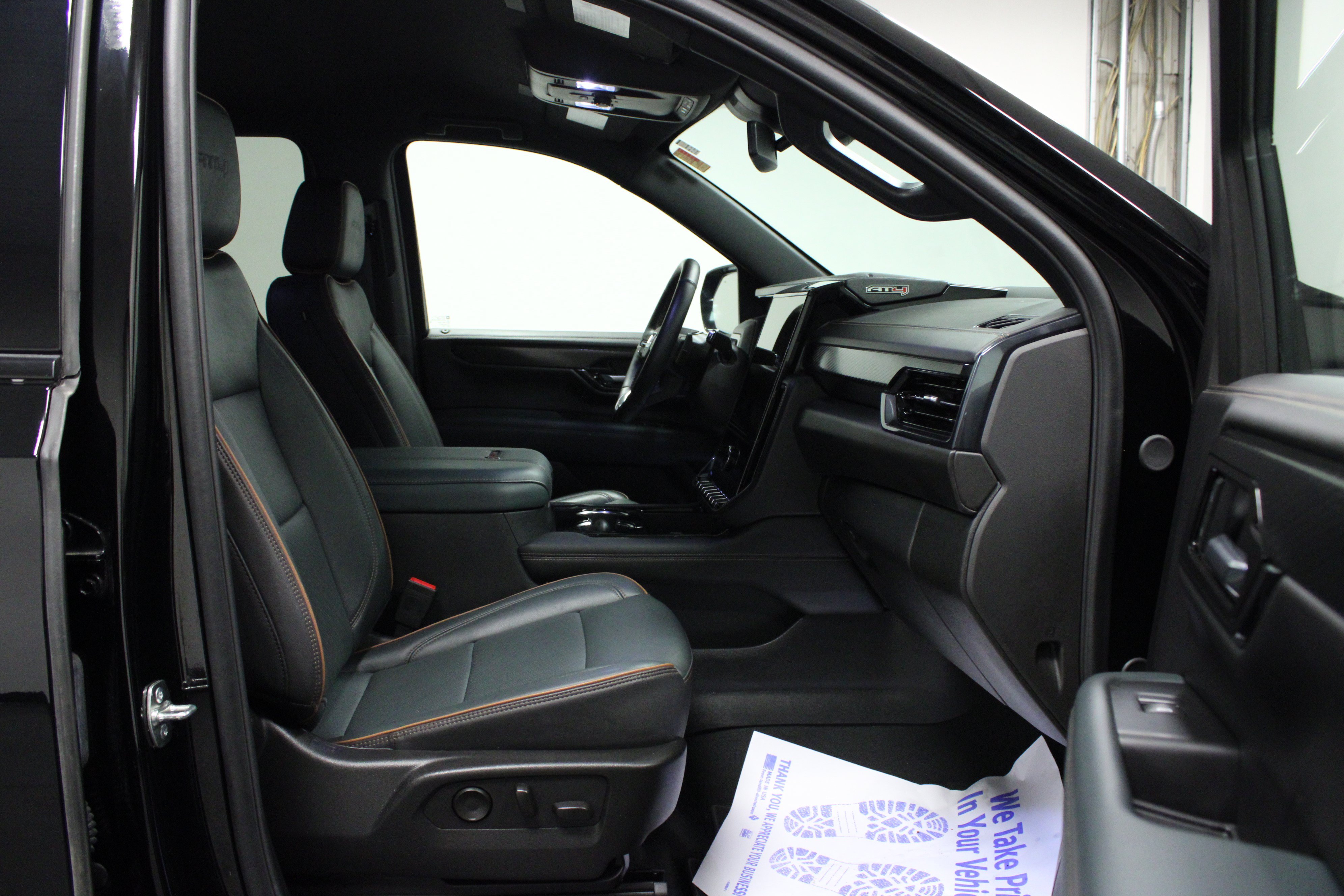 Used 2025 GMC Yukon XL AT4 AWD/4WD image 17