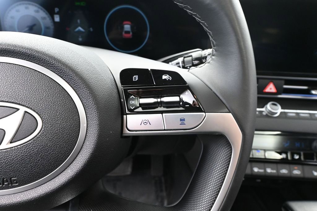 Used 2025 Hyundai Elantra SEL FWD image 29