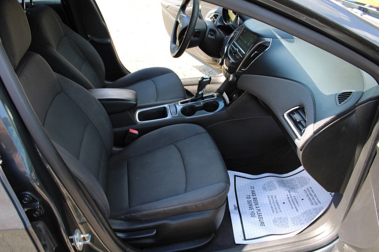 Used 2018 Chevrolet Cruze LT w/ Convenience Package image 36