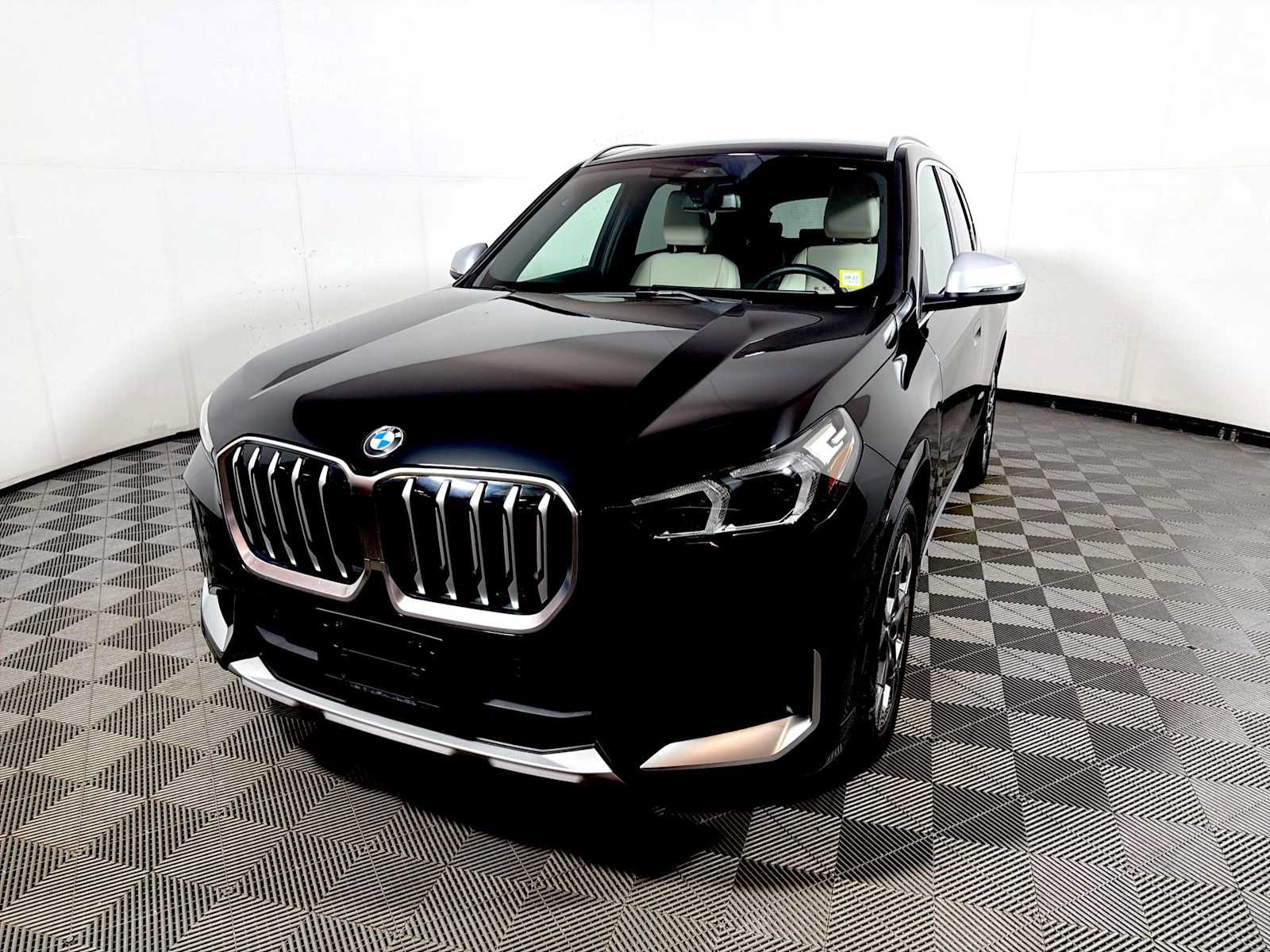 Used 2023 BMW X1 xDrive28i w/ Convenience Package AWD/4WD image 3