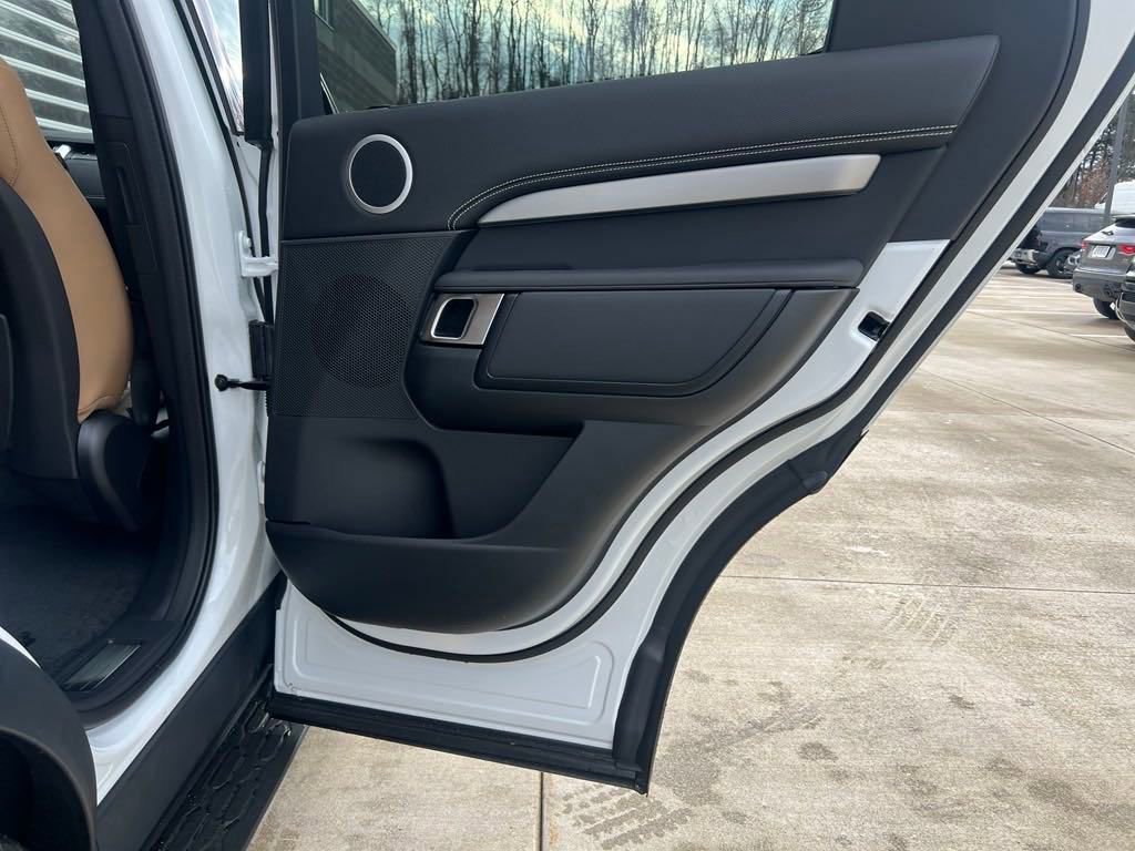 New 2025 Land Rover Discovery Dynamic SE image 16