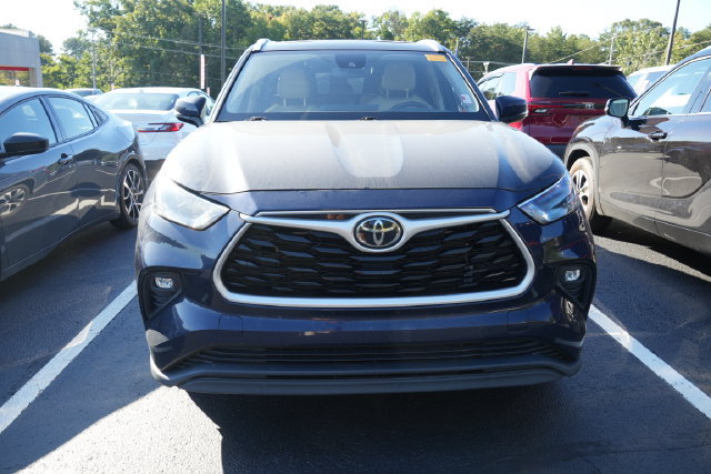 Used 2023 Toyota Highlander XLE FWD image 4