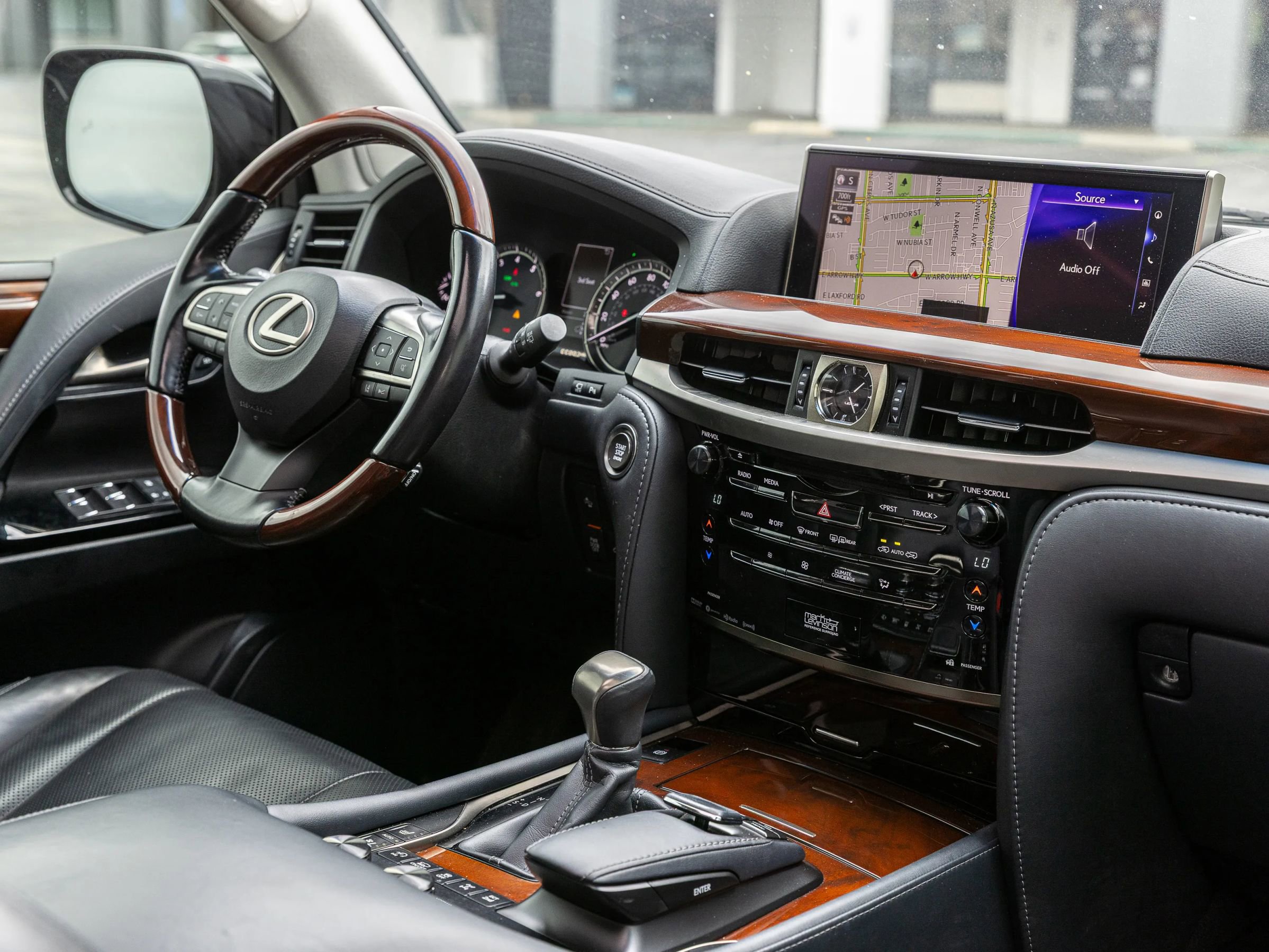 Used 2021 Lexus LX 570 4WD w/ Luxury Package image 17