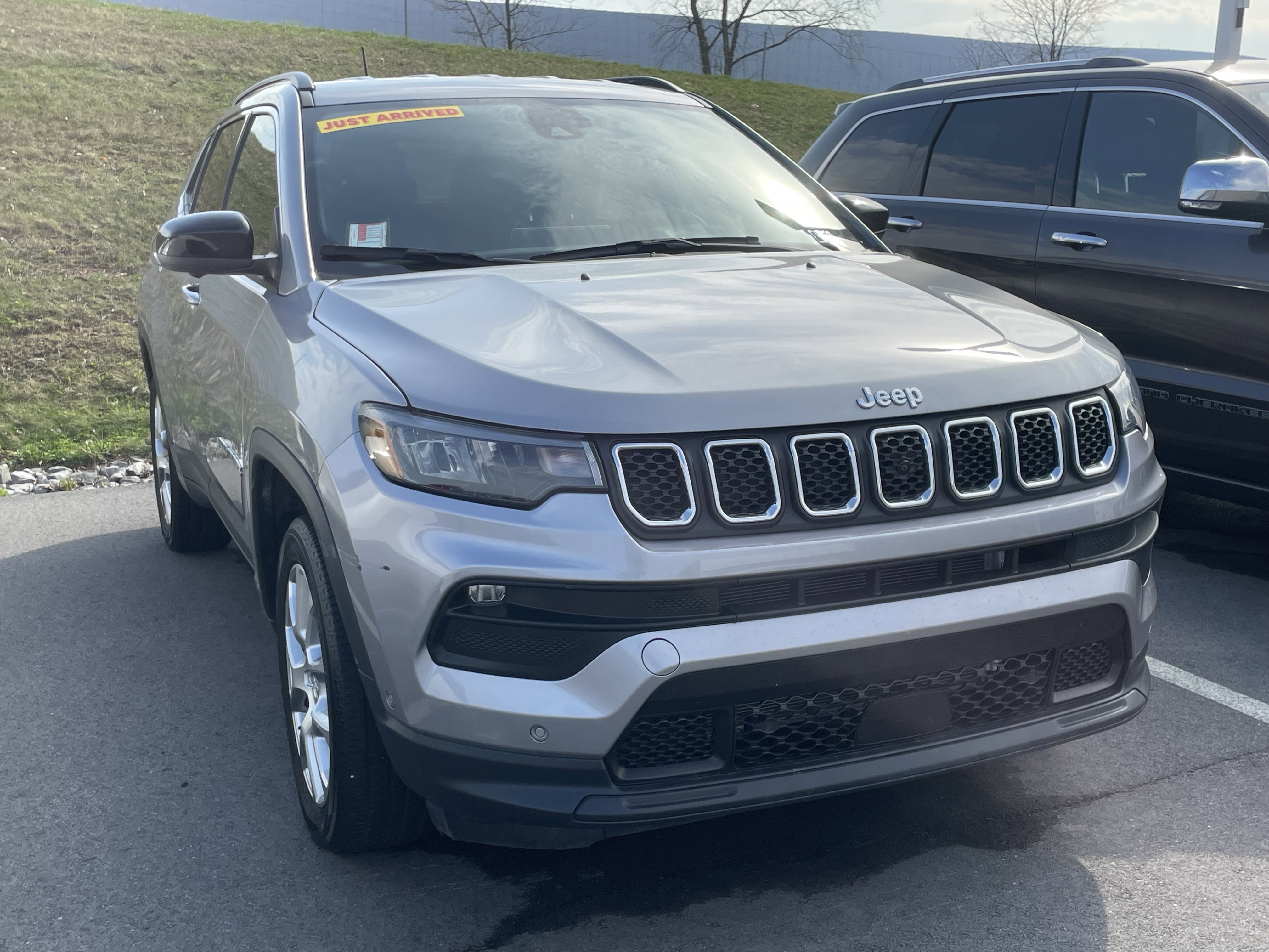 Used 2023 Jeep Compass Latitude image 1